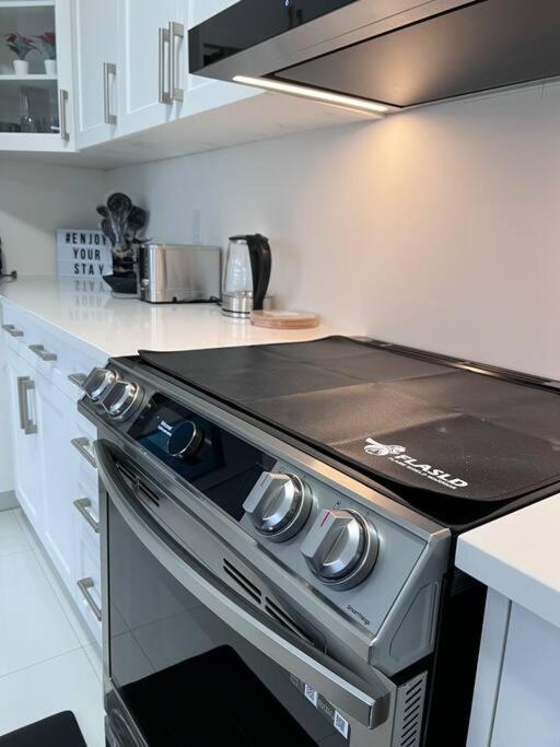 Brand New 4 Bedroom Villa By Hamilton Airport! Экстерьер фото