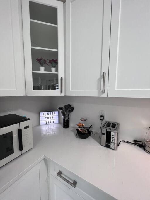 Brand New 4 Bedroom Villa By Hamilton Airport! Экстерьер фото