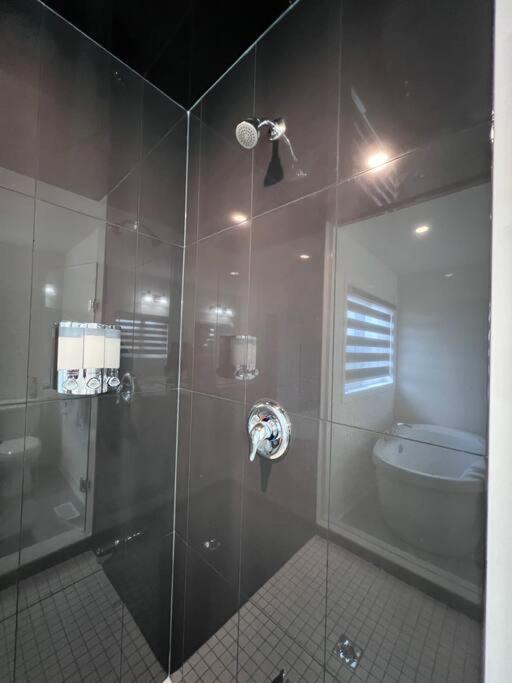 Brand New 4 Bedroom Villa By Hamilton Airport! Экстерьер фото