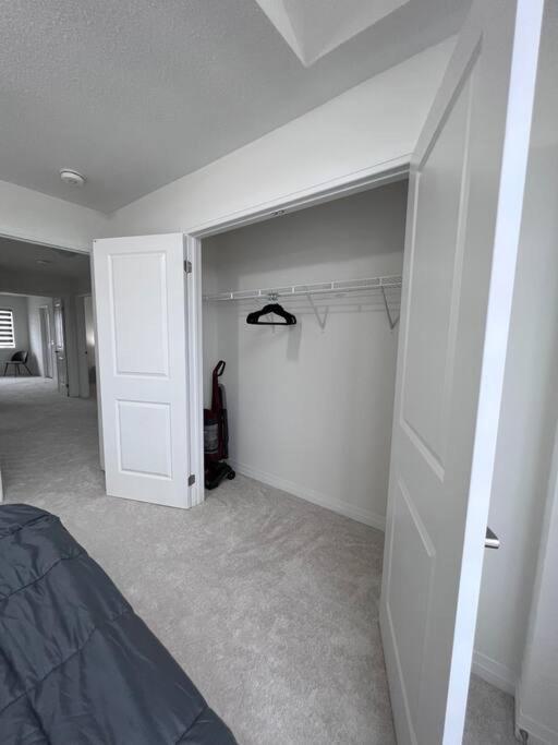 Brand New 4 Bedroom Villa By Hamilton Airport! Экстерьер фото