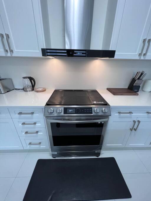 Brand New 4 Bedroom Villa By Hamilton Airport! Экстерьер фото