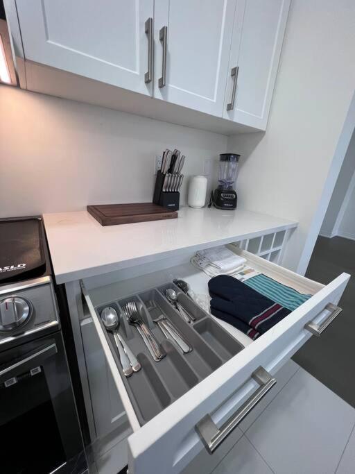 Brand New 4 Bedroom Villa By Hamilton Airport! Экстерьер фото