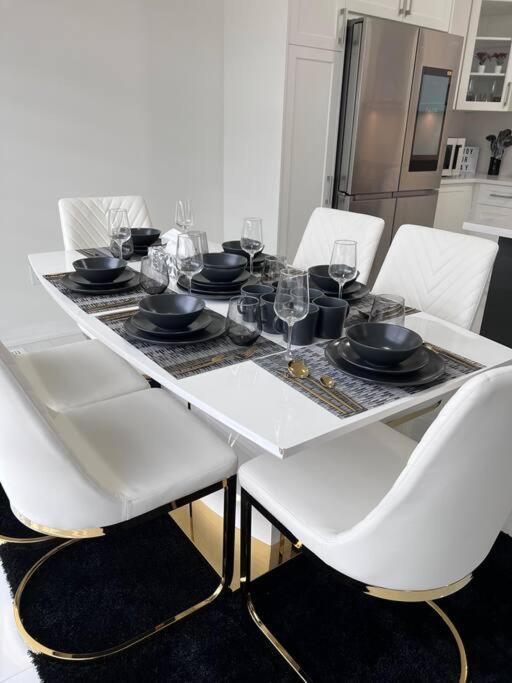Brand New 4 Bedroom Villa By Hamilton Airport! Экстерьер фото