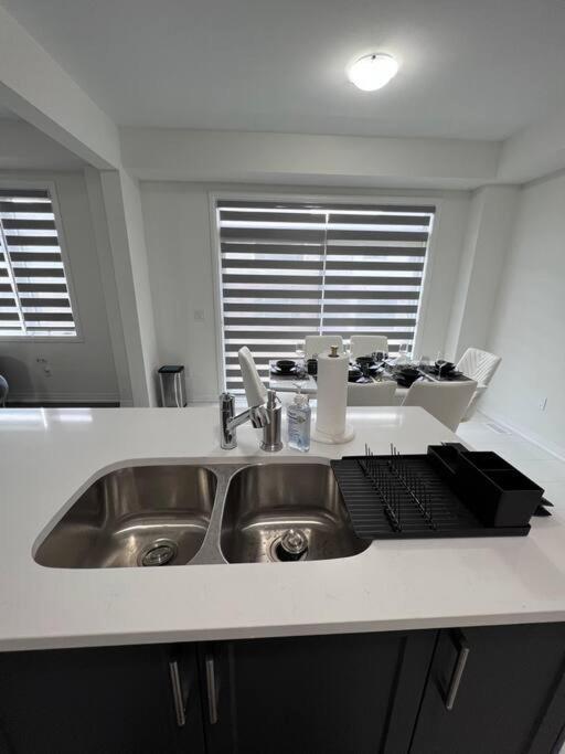Brand New 4 Bedroom Villa By Hamilton Airport! Экстерьер фото