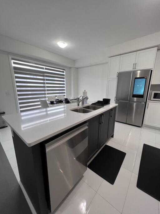 Brand New 4 Bedroom Villa By Hamilton Airport! Экстерьер фото