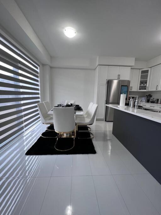 Brand New 4 Bedroom Villa By Hamilton Airport! Экстерьер фото
