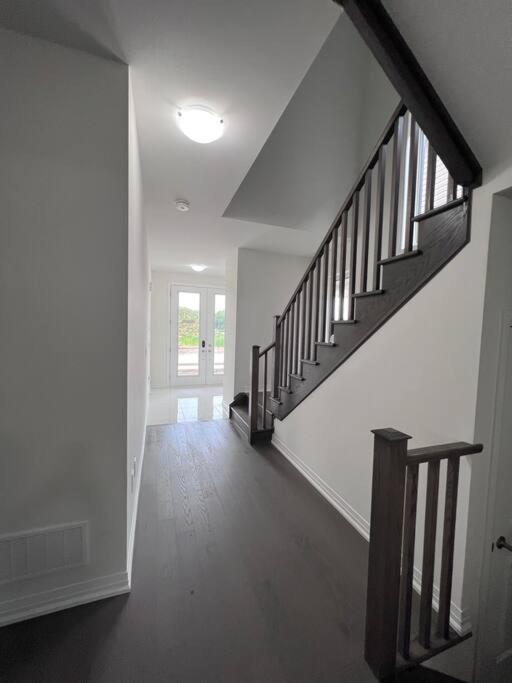 Brand New 4 Bedroom Villa By Hamilton Airport! Экстерьер фото