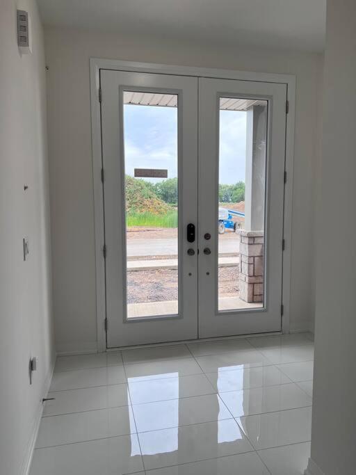 Brand New 4 Bedroom Villa By Hamilton Airport! Экстерьер фото