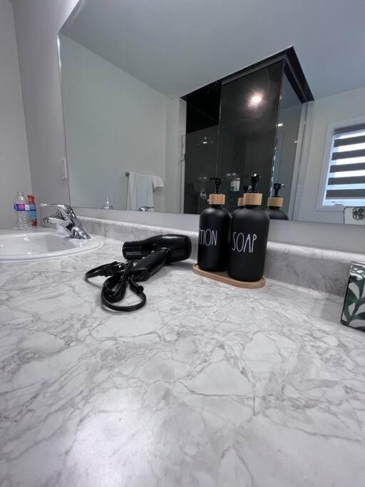 Brand New 4 Bedroom Villa By Hamilton Airport! Экстерьер фото