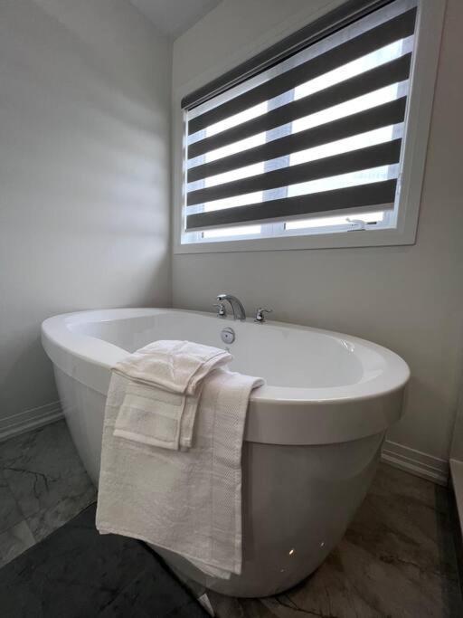 Brand New 4 Bedroom Villa By Hamilton Airport! Экстерьер фото