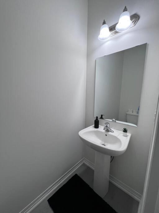 Brand New 4 Bedroom Villa By Hamilton Airport! Экстерьер фото