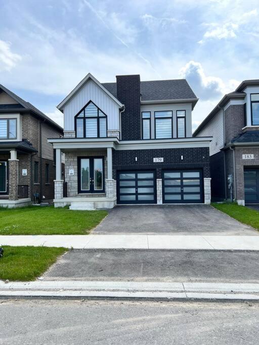 Brand New 4 Bedroom Villa By Hamilton Airport! Экстерьер фото